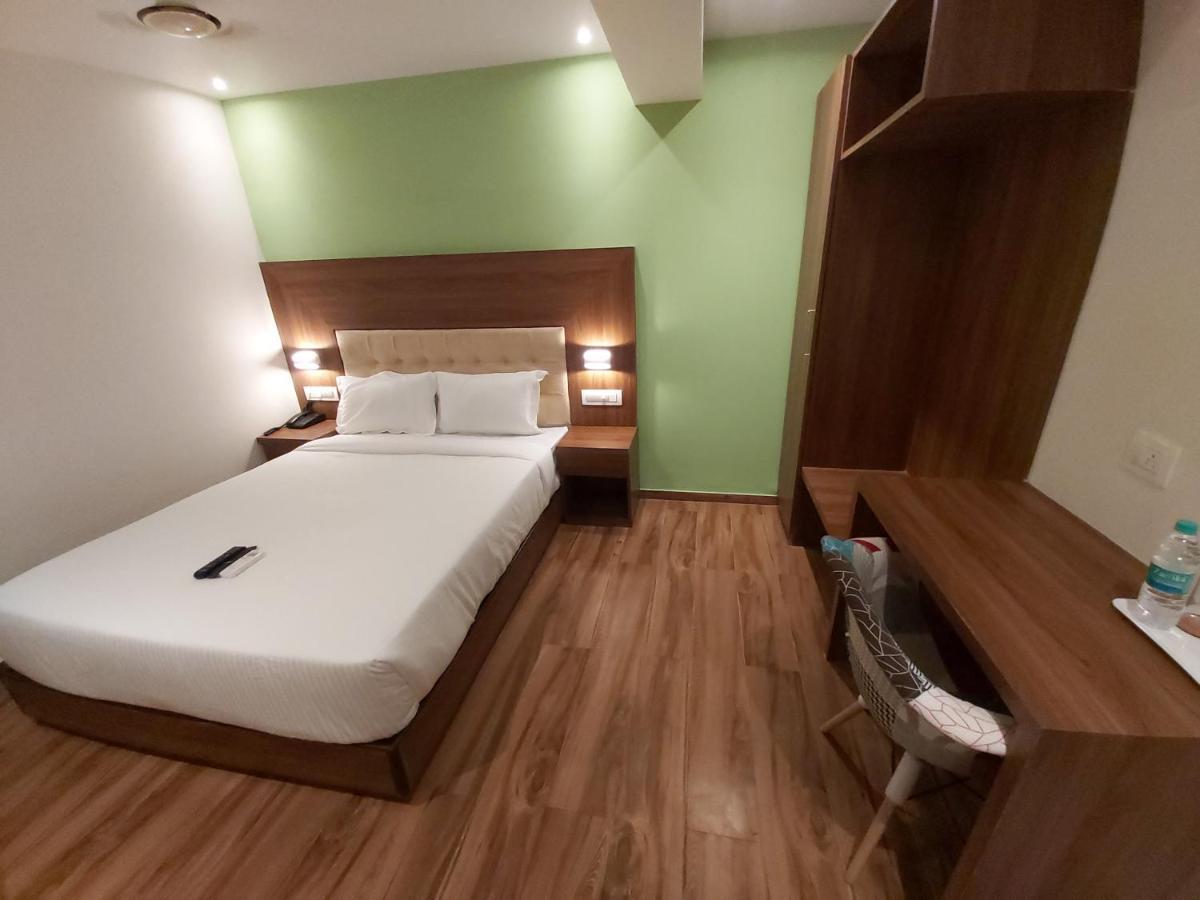 Fluorescent By Bizzgrow Hotels International Airport - Formerly Known As Byaris International Мумбай Екстериор снимка